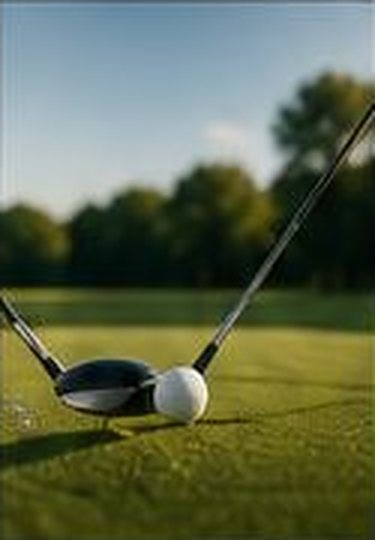 Club de golf et balle sur le green au coucher du soleil